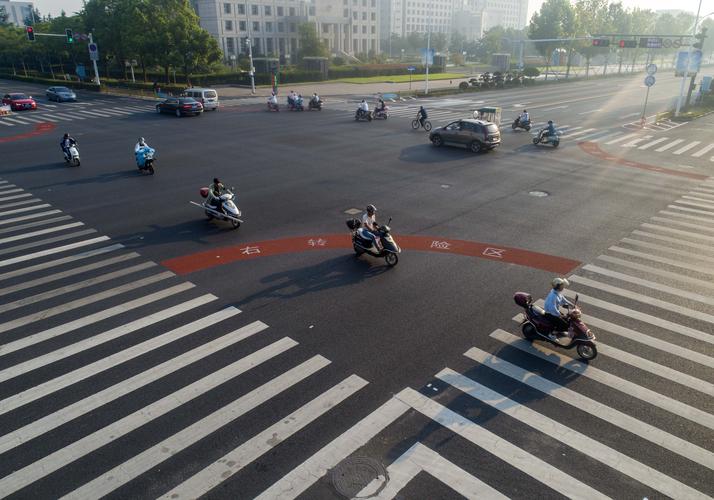 组图/江苏泰州:设立机动车"右转危险区"提醒行人避让大型机动车辆